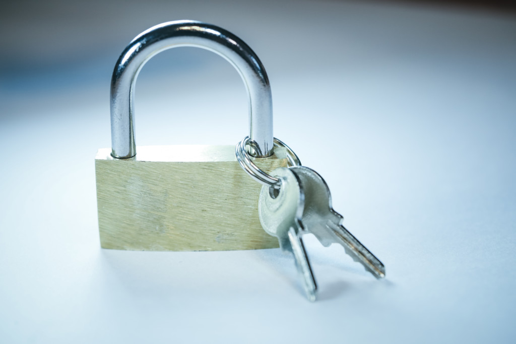 情報セキュリティ 公開鍵暗号と共通鍵暗号の特徴と暗号化キーの管理について